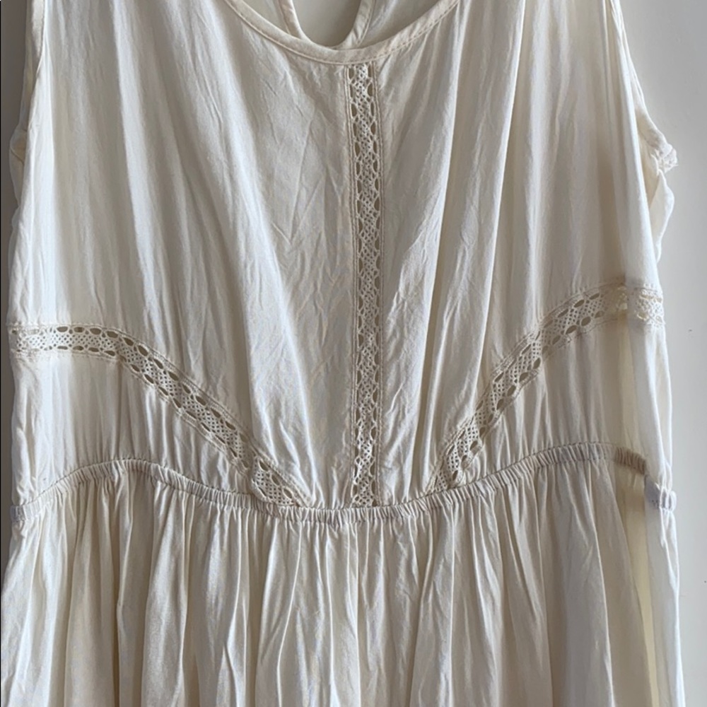 Gorgeous Flowy Dress with hints of lace - Picture 4 of 11